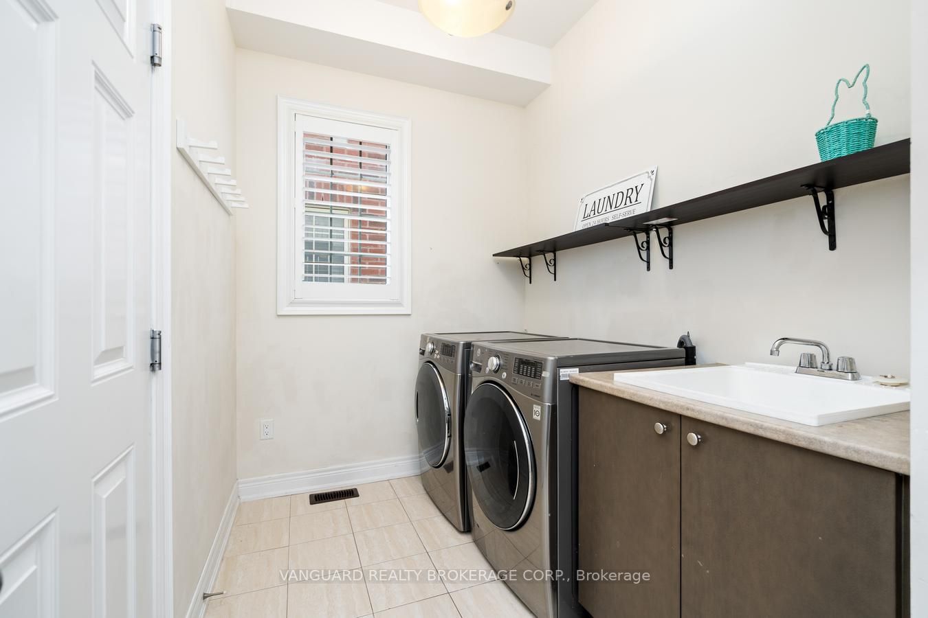 38 Dunrobin Cres