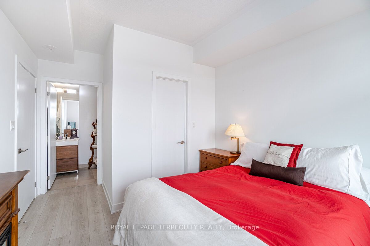 1709 Bur Oak Ave, #205