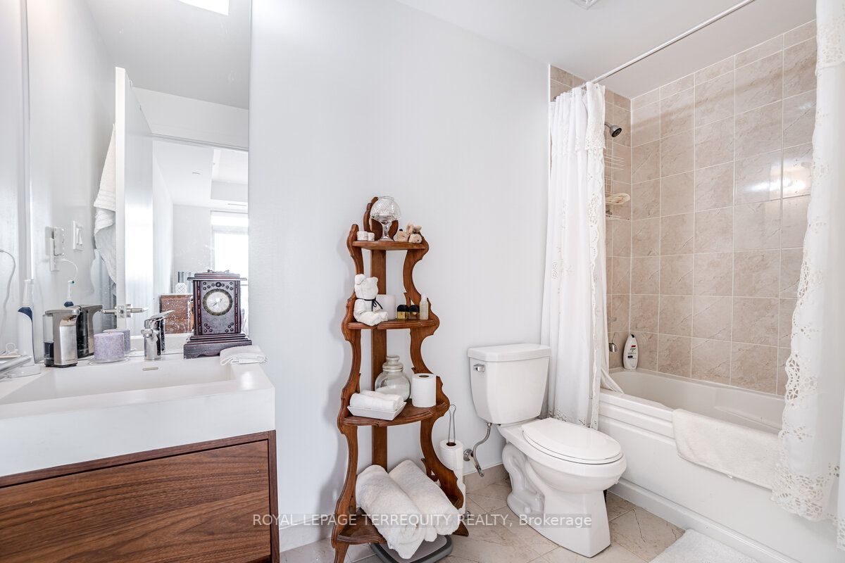 1709 Bur Oak Ave, #205