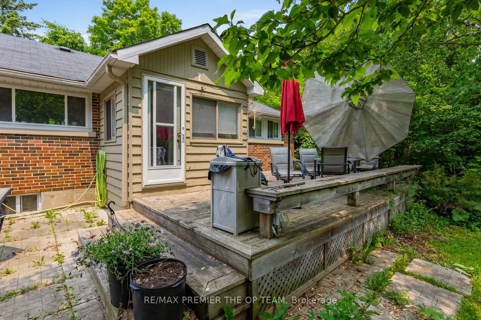 187 James St