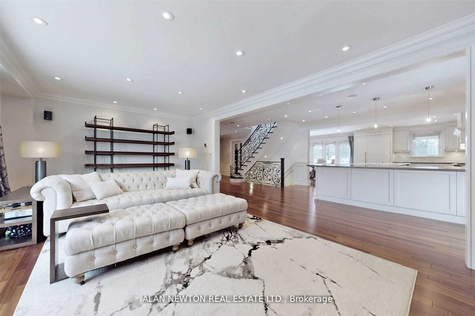 61 Riverside Blvd