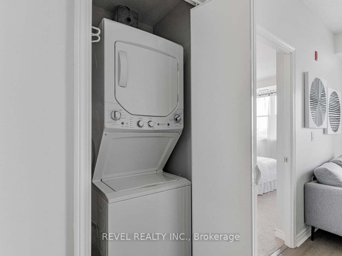 15450 Yonge St, #402
