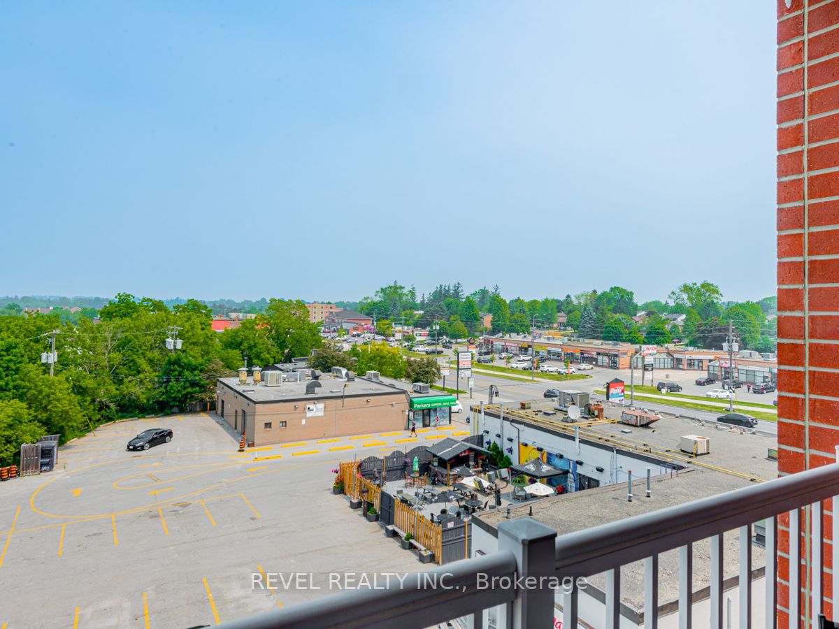 15450 Yonge St, #402