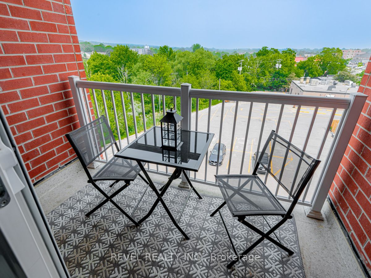 15450 Yonge St, #402