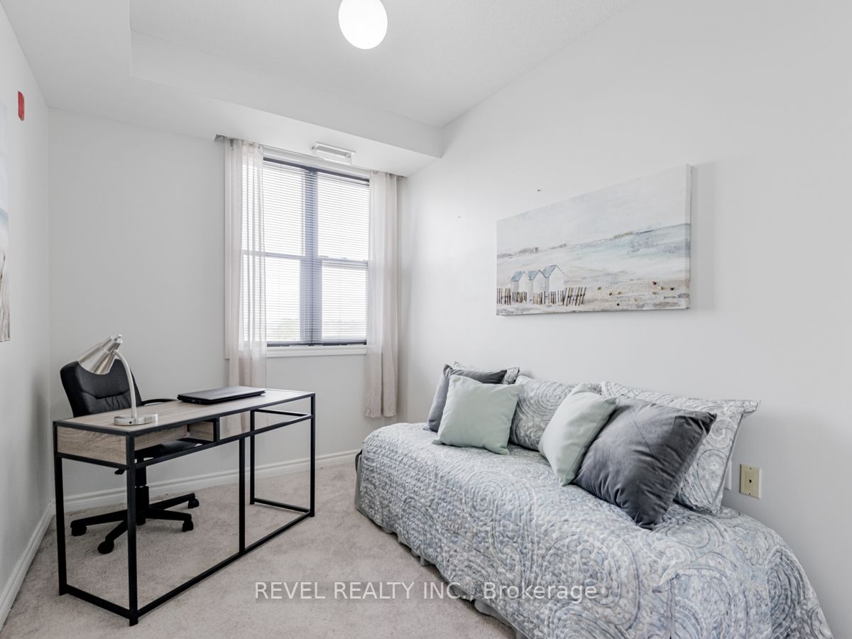 15450 Yonge St, #402