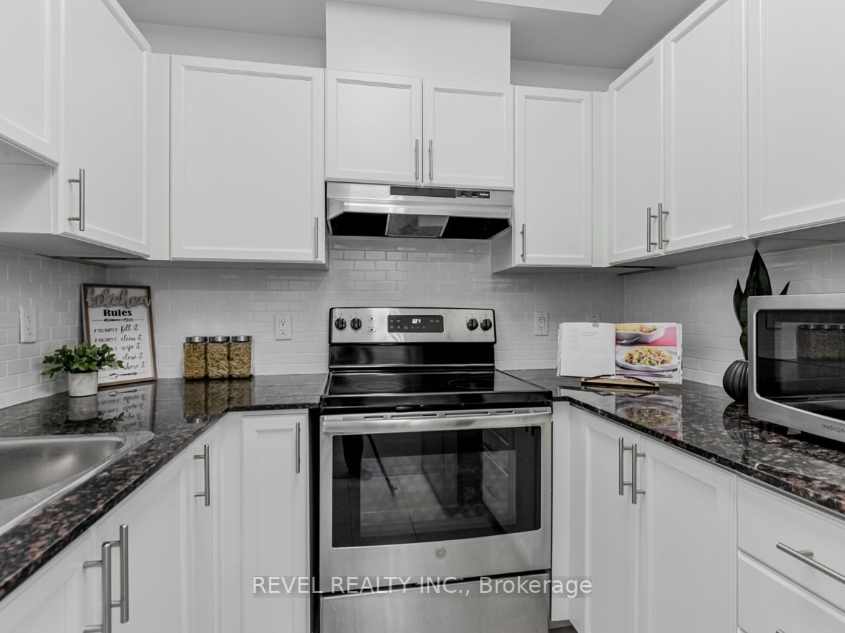 15450 Yonge St, #402