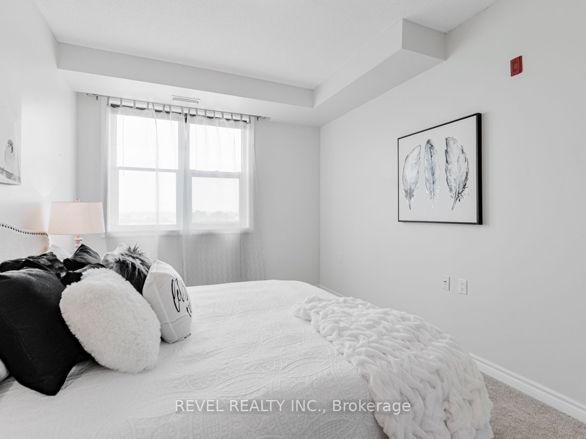 15450 Yonge St, #402