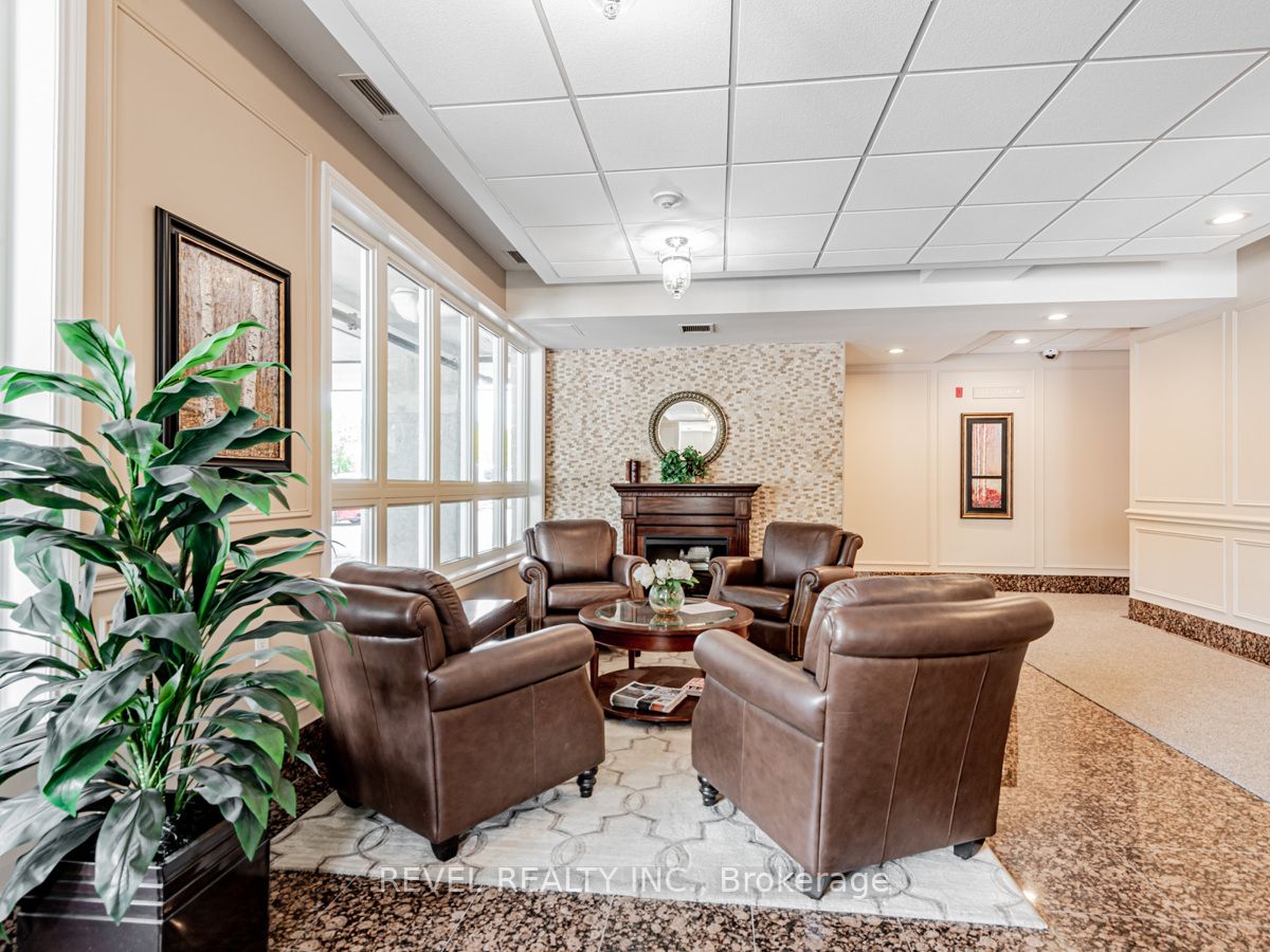 15450 Yonge St, #402
