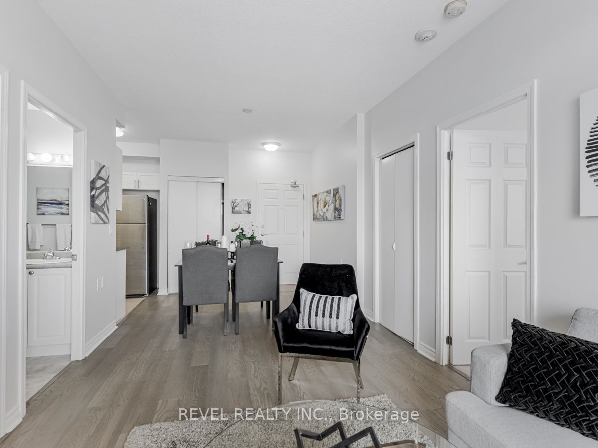 15450 Yonge St, #402