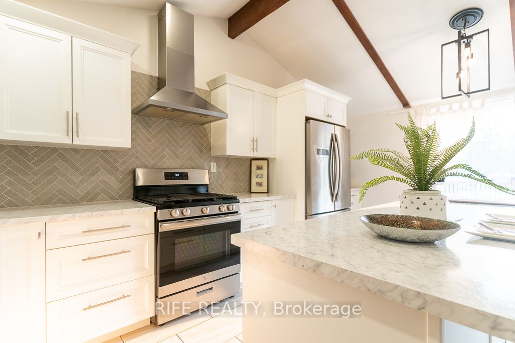 115 Everton Dr W