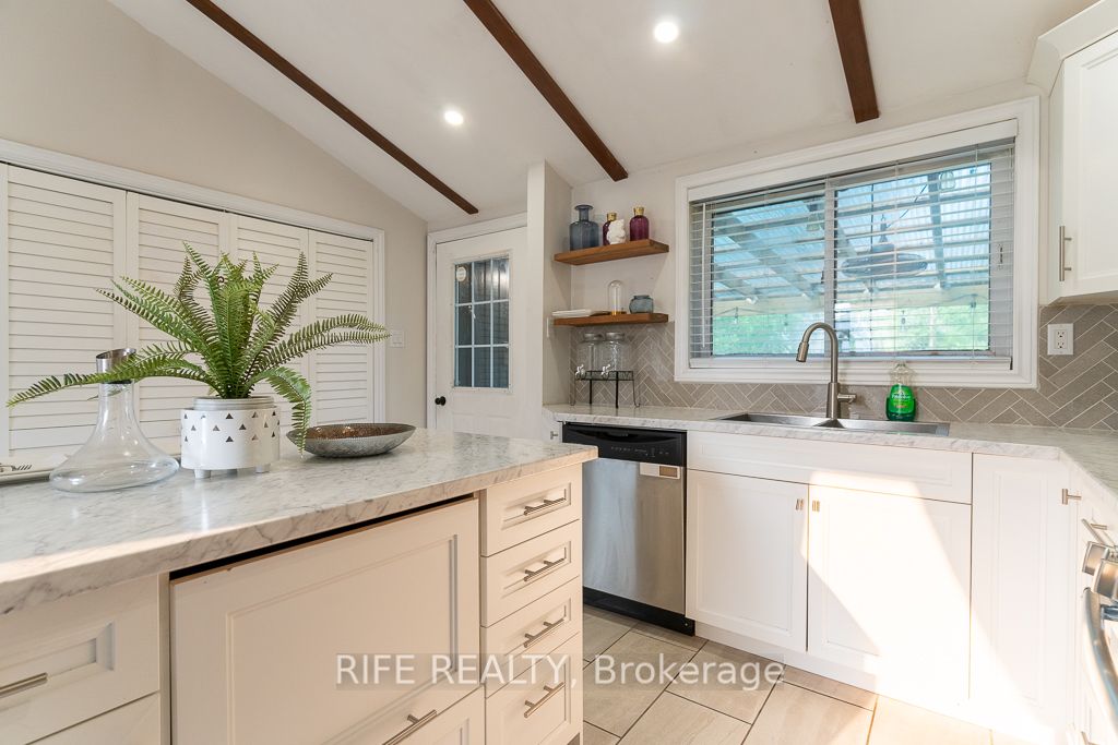 115 Everton Dr W