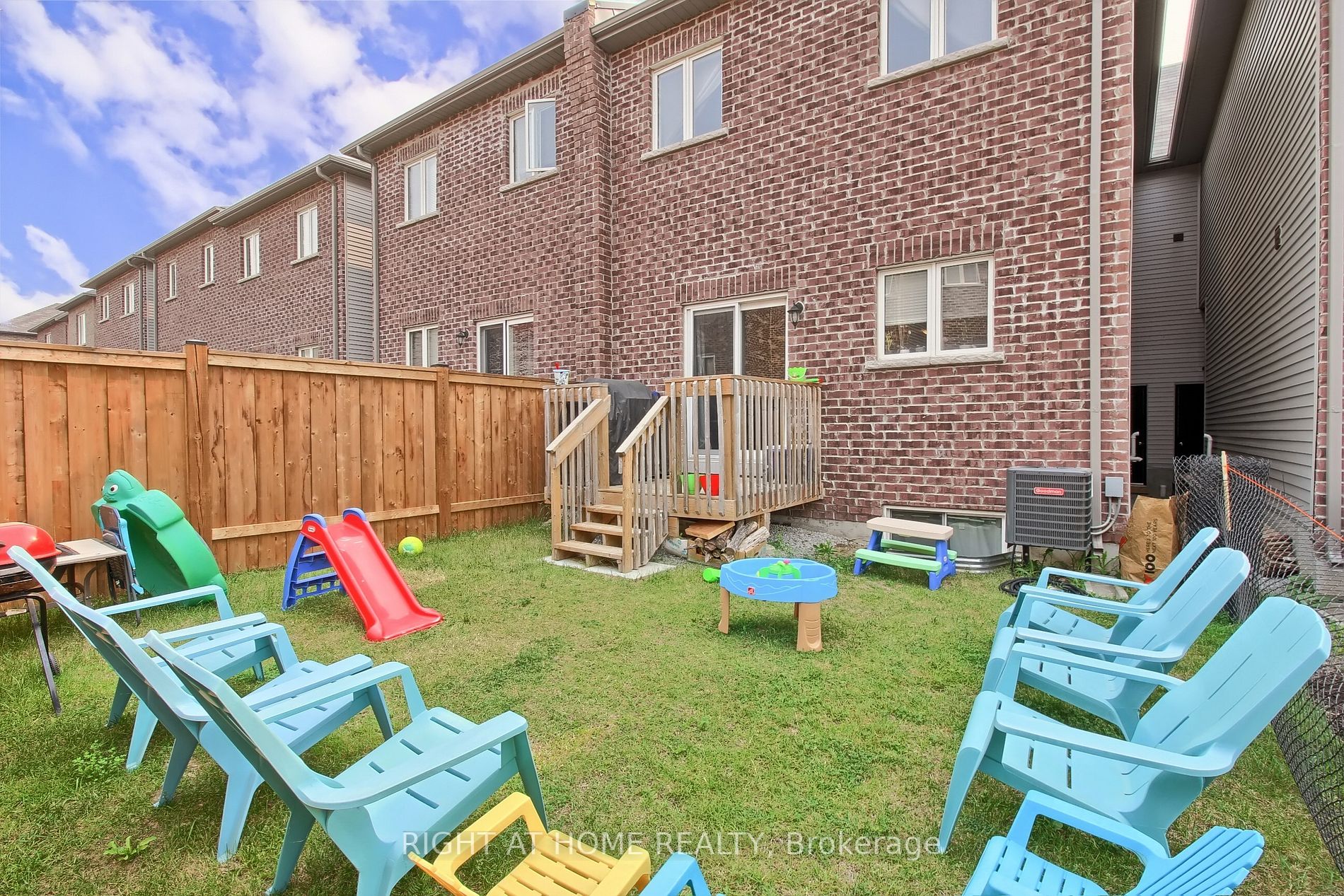 1143 Peelar Cres