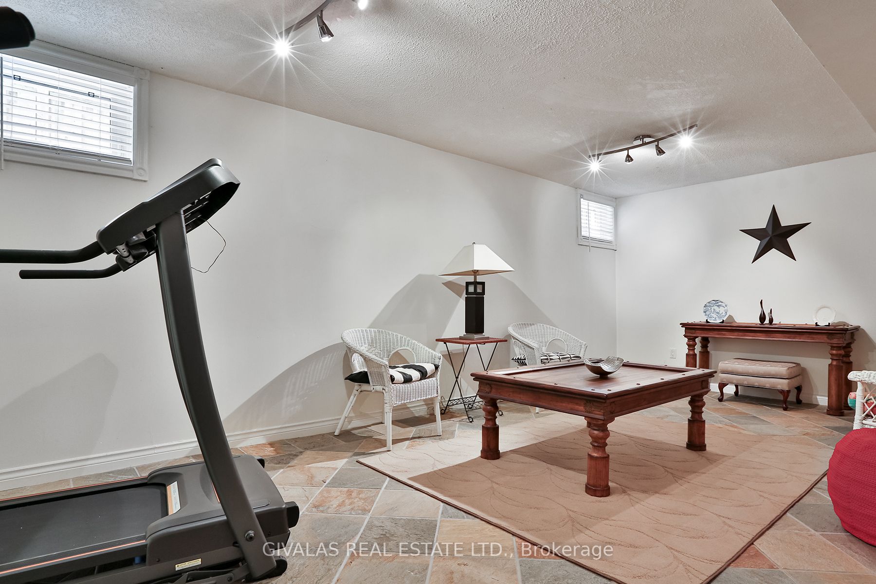 25 Sala Dr