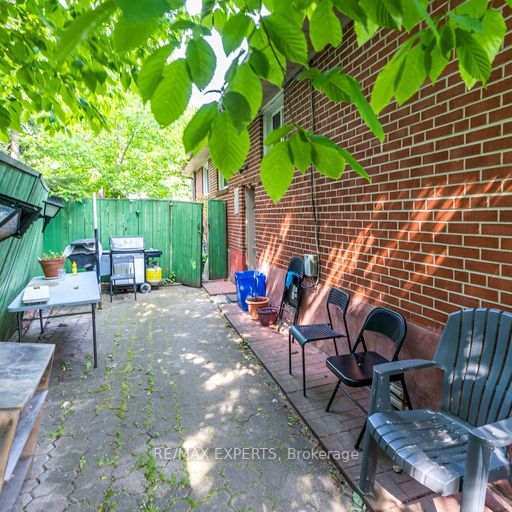 9185 Bathurst St