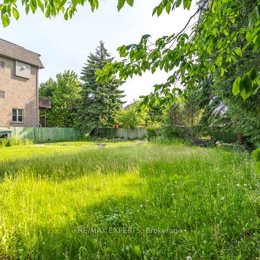 9185 Bathurst St