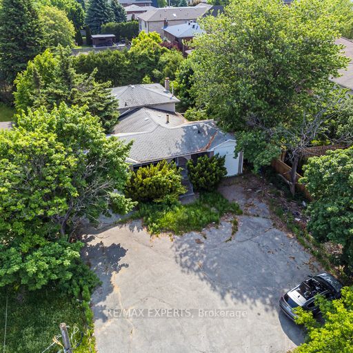 9185 Bathurst St