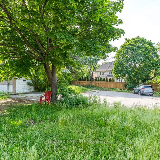 9185 Bathurst St