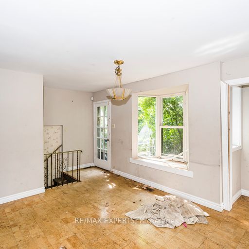 9185 Bathurst St