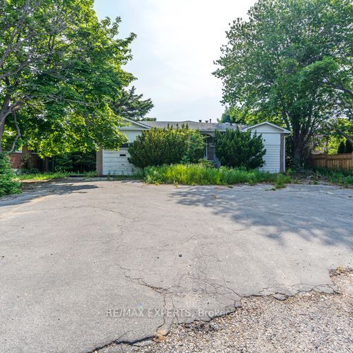 9185 Bathurst St