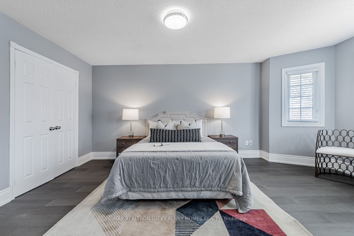 30 Holbrook Crt