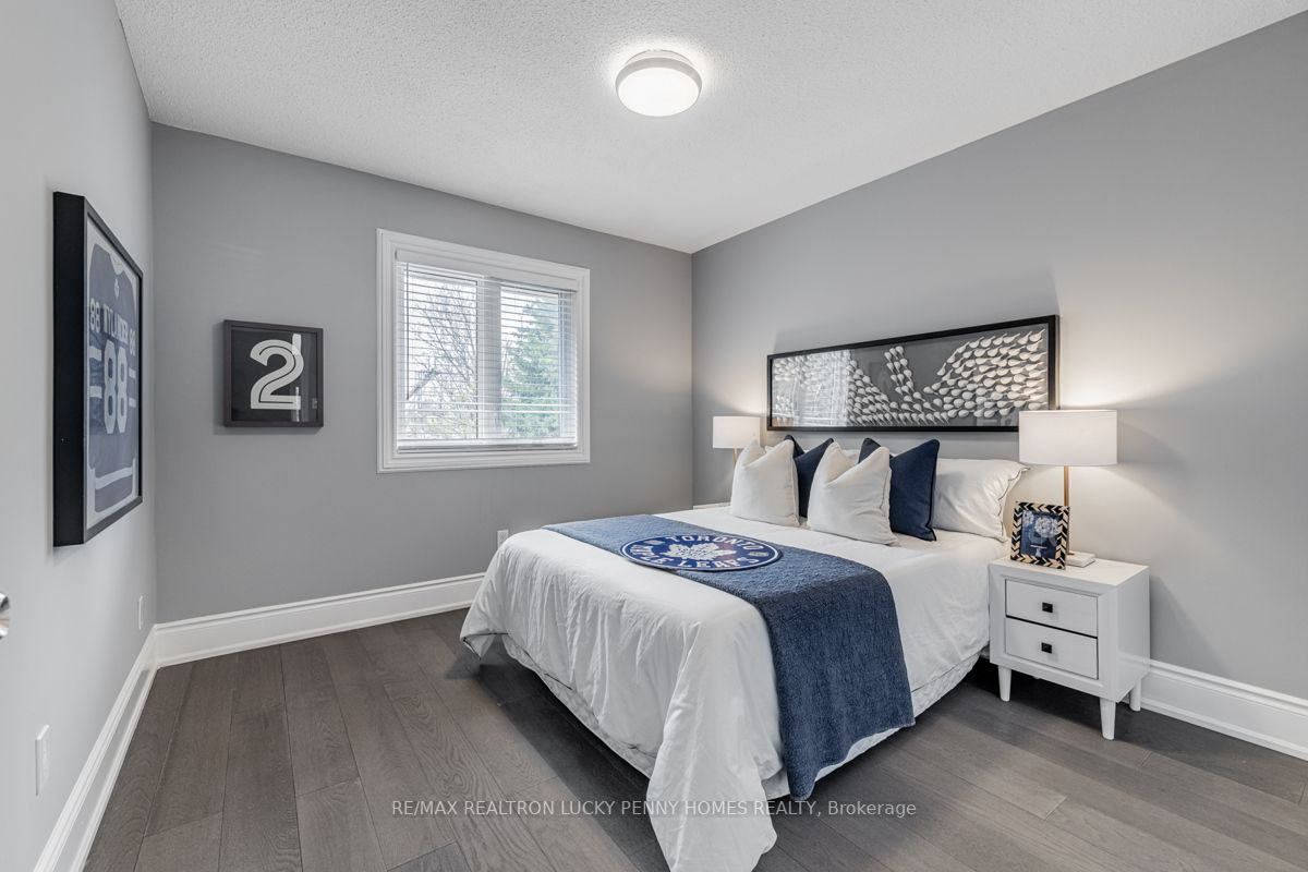 30 Holbrook Crt
