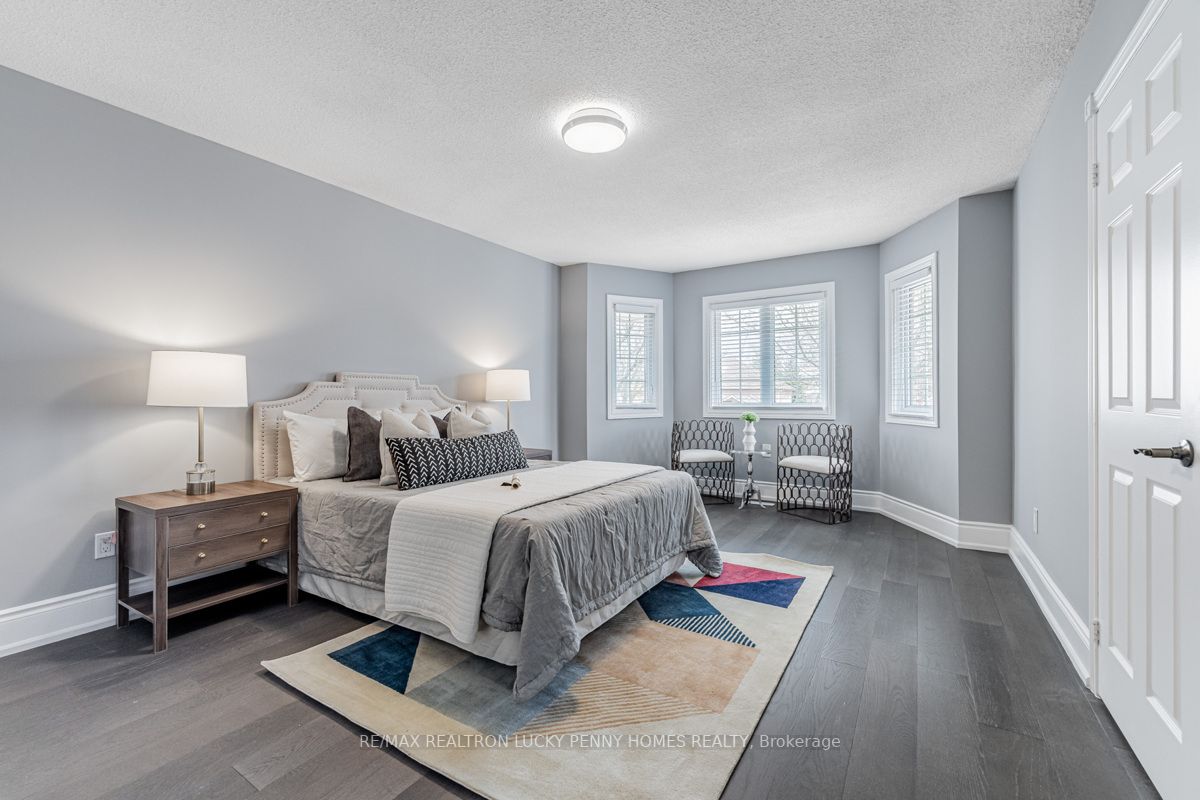 30 Holbrook Crt