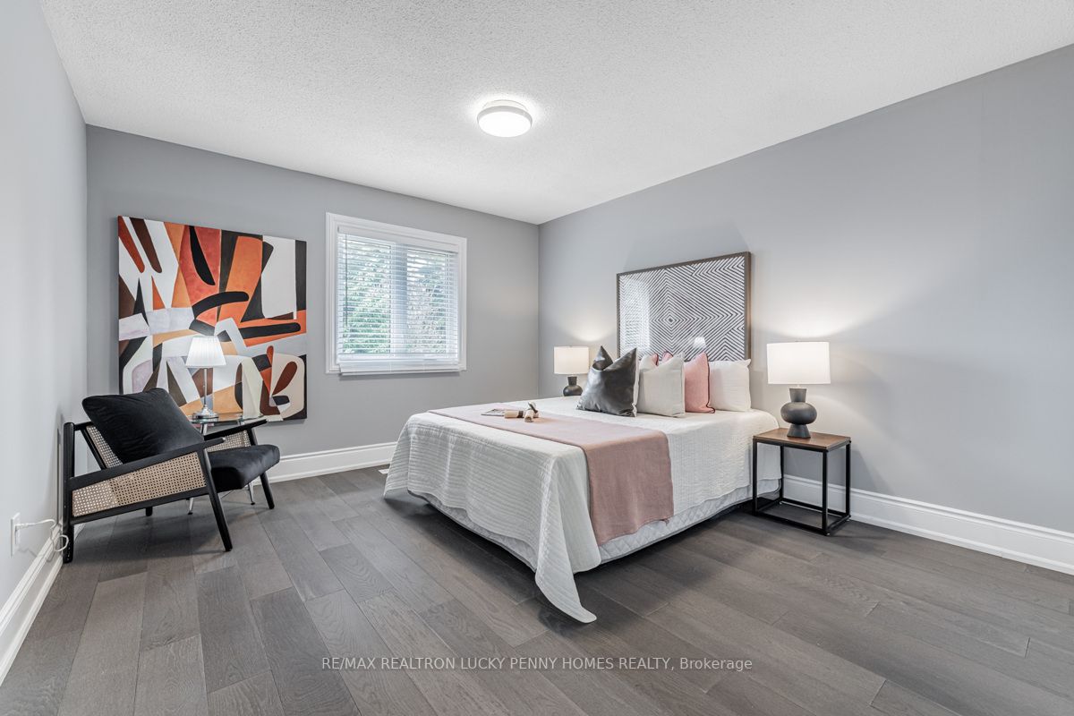 30 Holbrook Crt