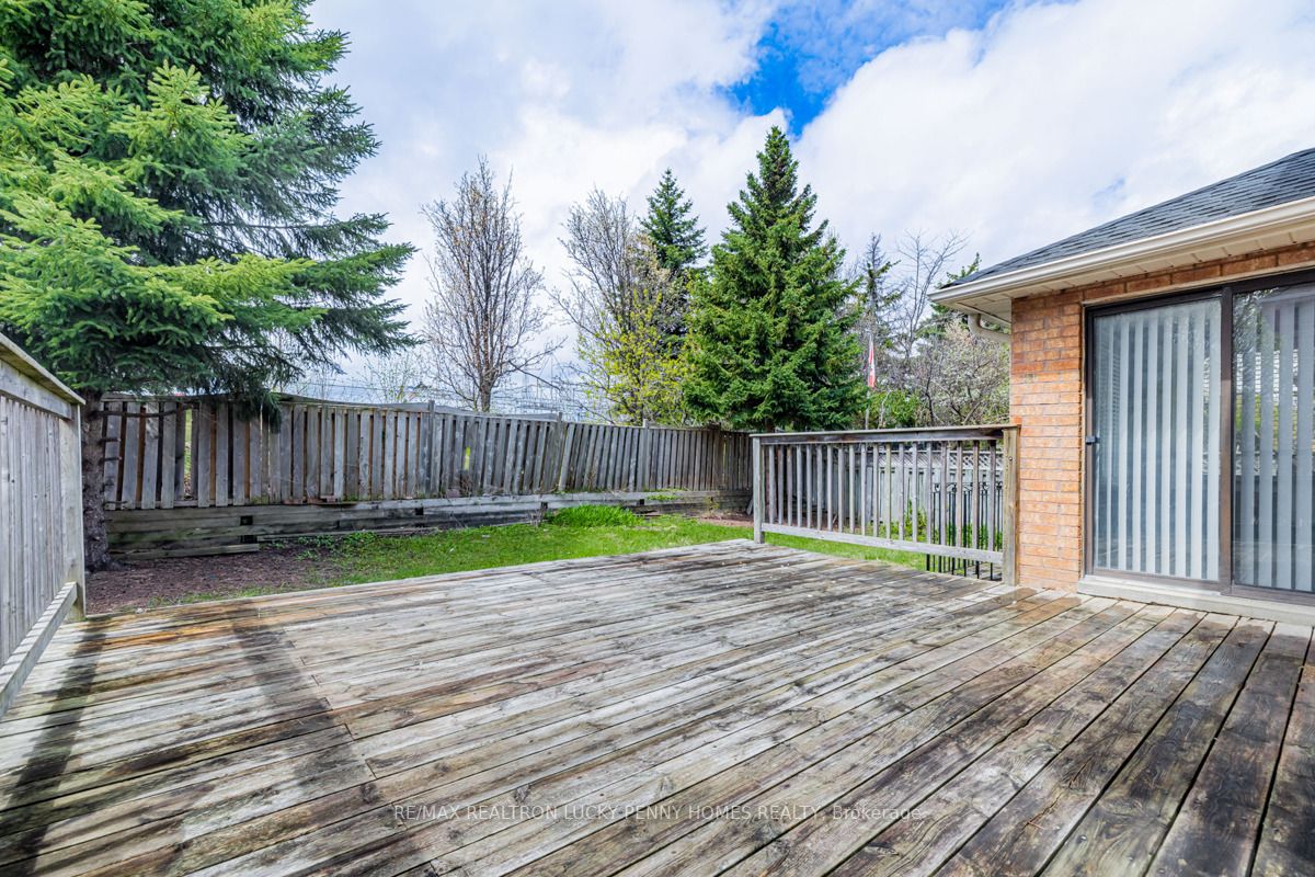 30 Holbrook Crt