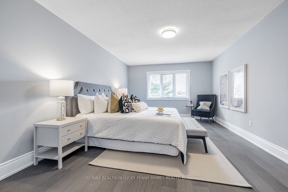 30 Holbrook Crt