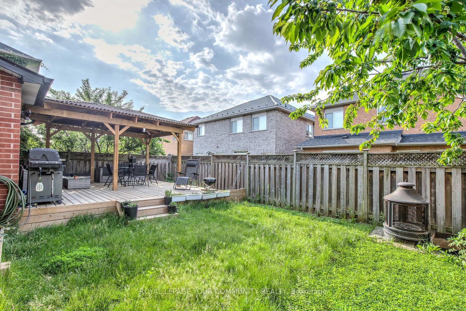 71 Queensbridge Dr