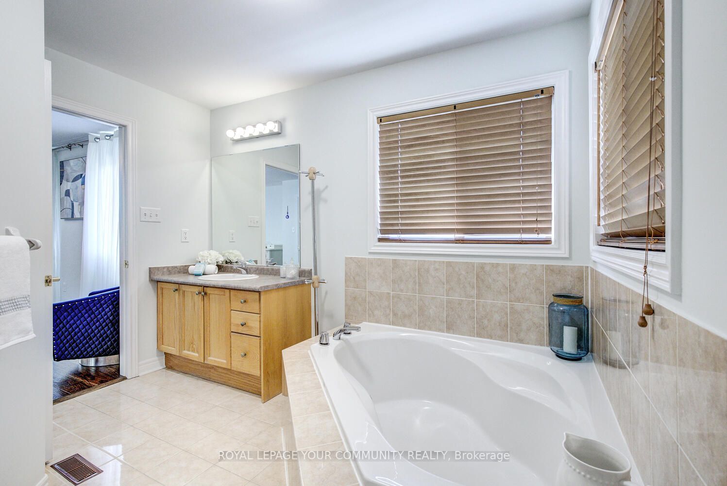 71 Queensbridge Dr