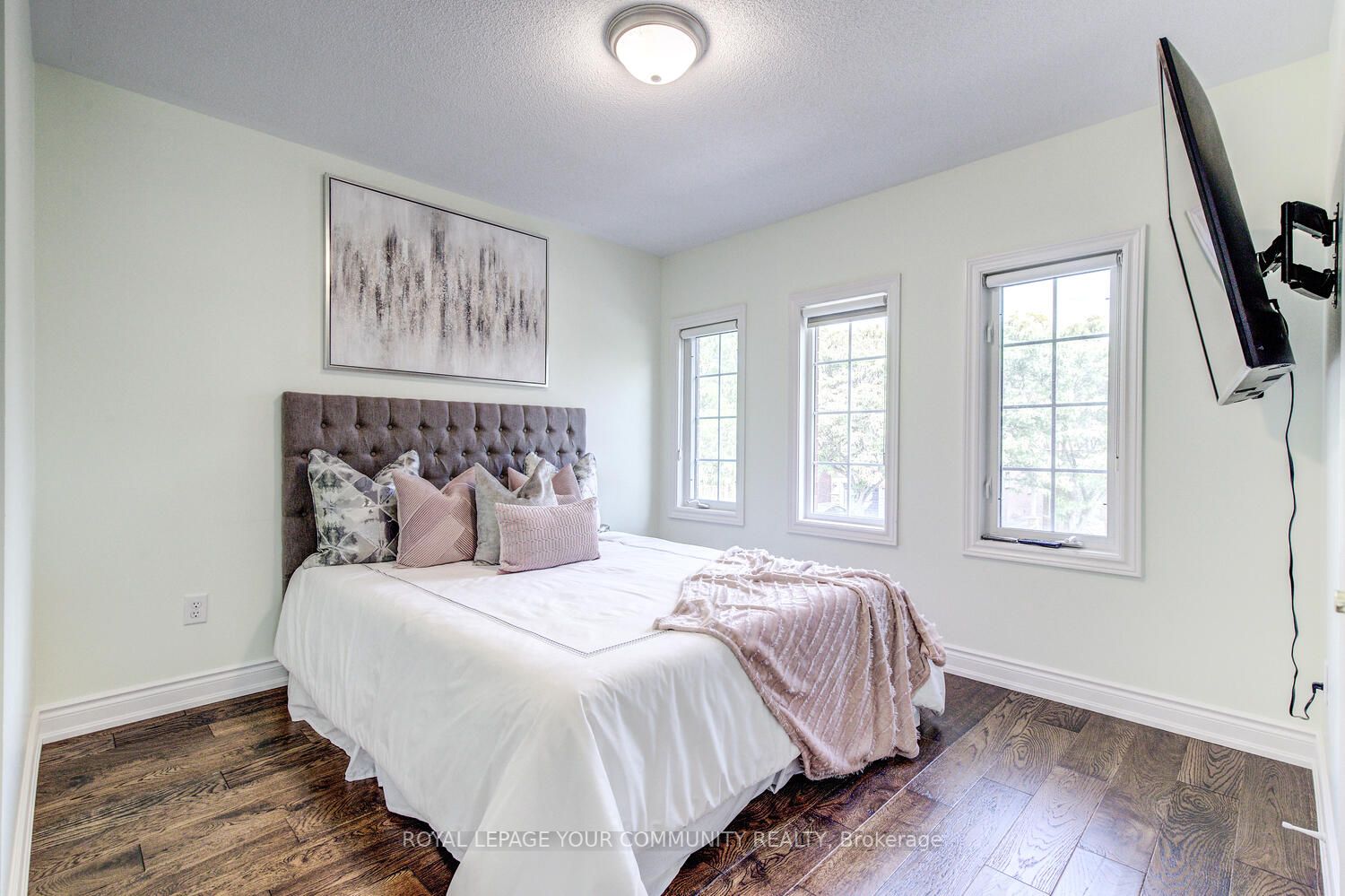 71 Queensbridge Dr