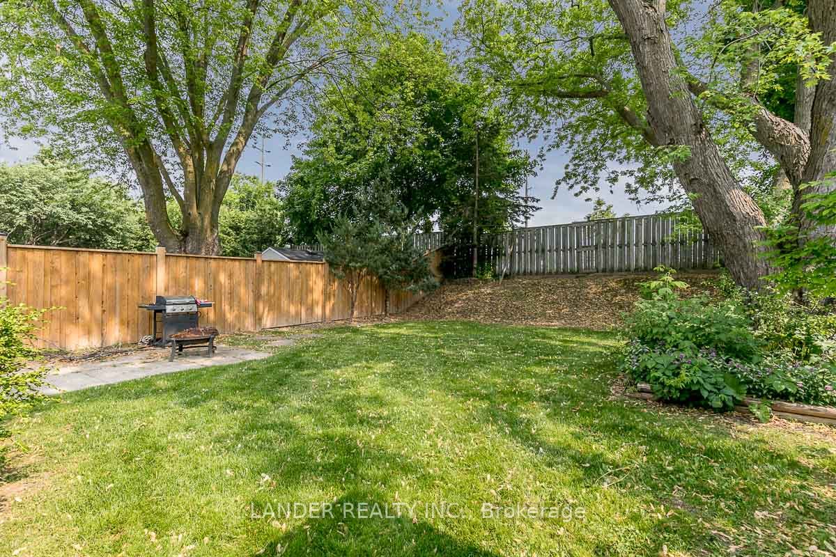 216 Currey Crescent