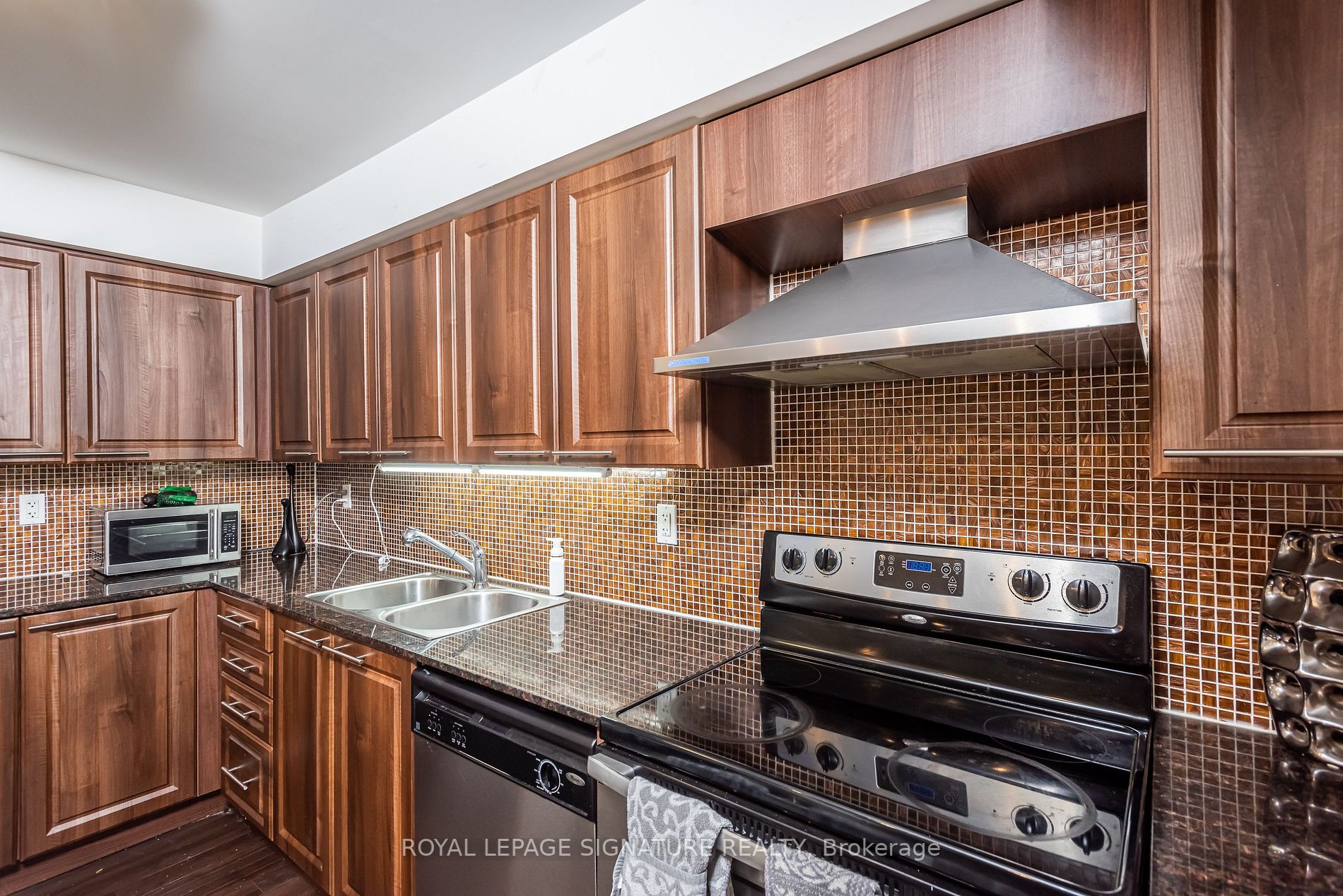 318 John St, #115