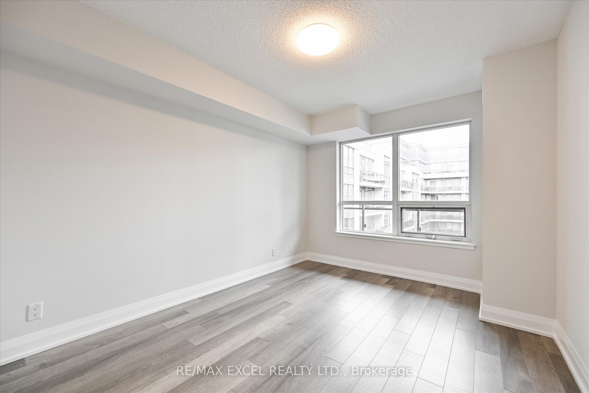 376 Highway 7 E, #910