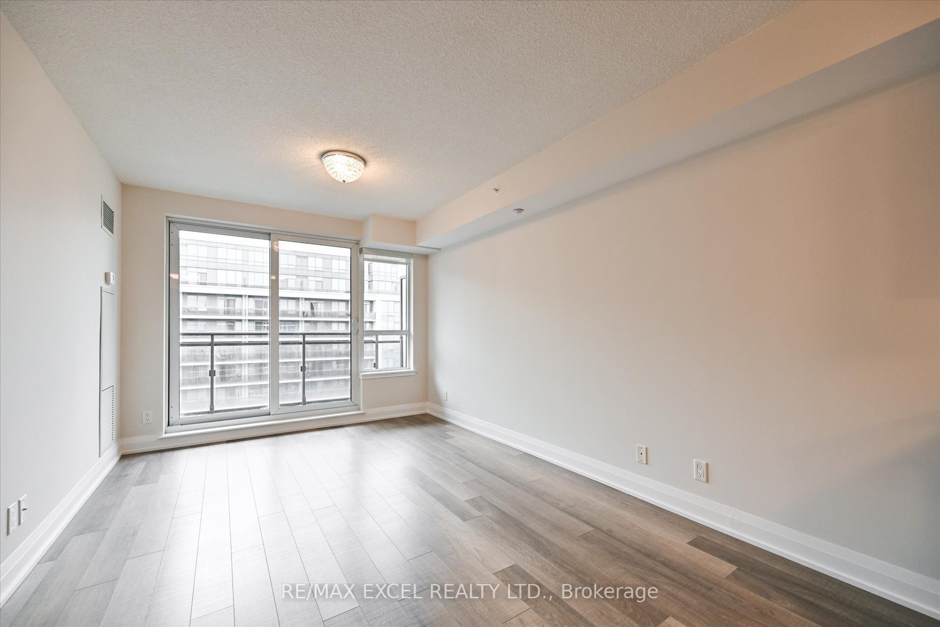 376 Highway 7 E, #910