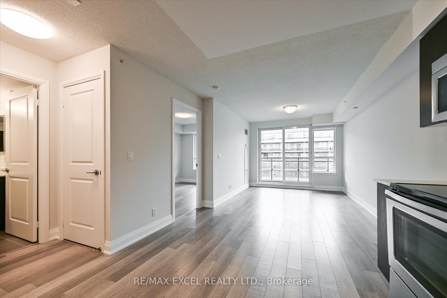 376 Highway 7 E, #910