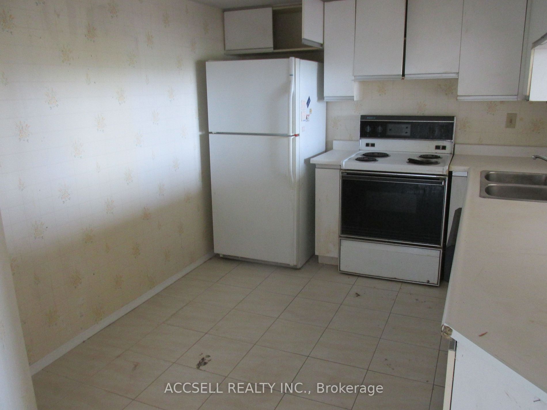 7460 Bathurst St, #706