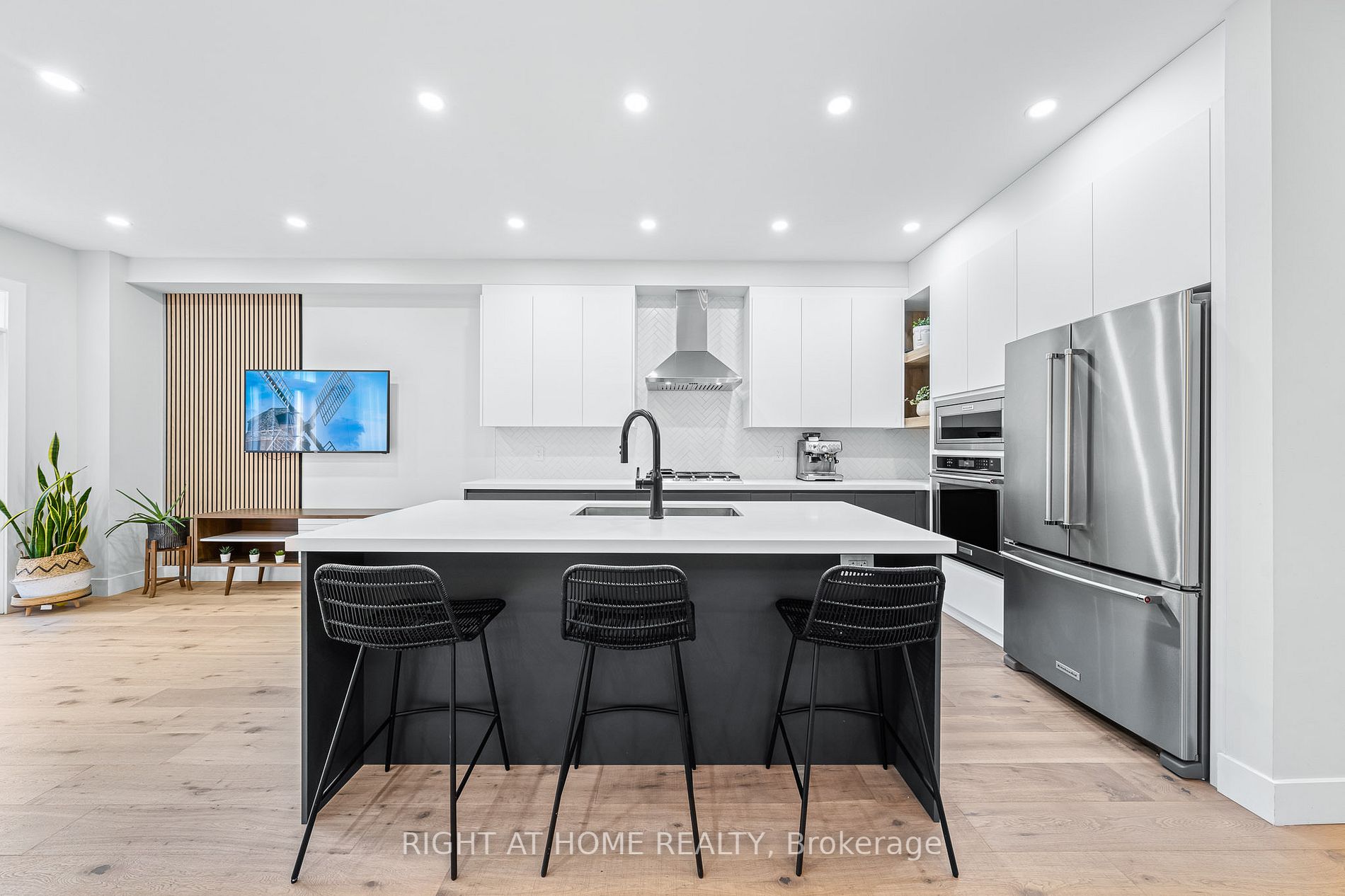 8777 Dufferin Street, #13