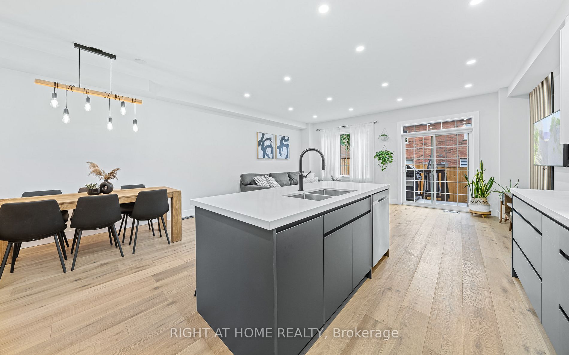 8777 Dufferin Street, #13