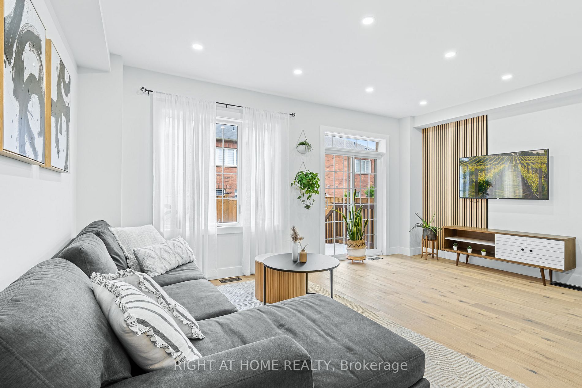 8777 Dufferin Street, #13