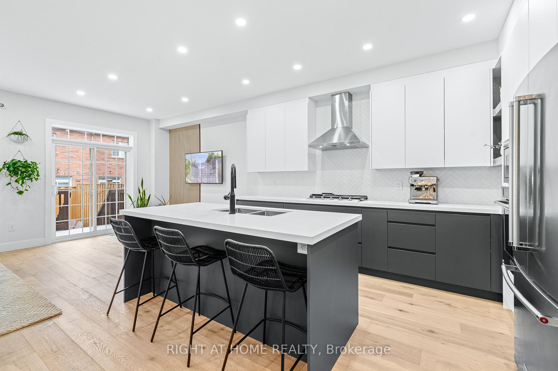 8777 Dufferin Street, #13