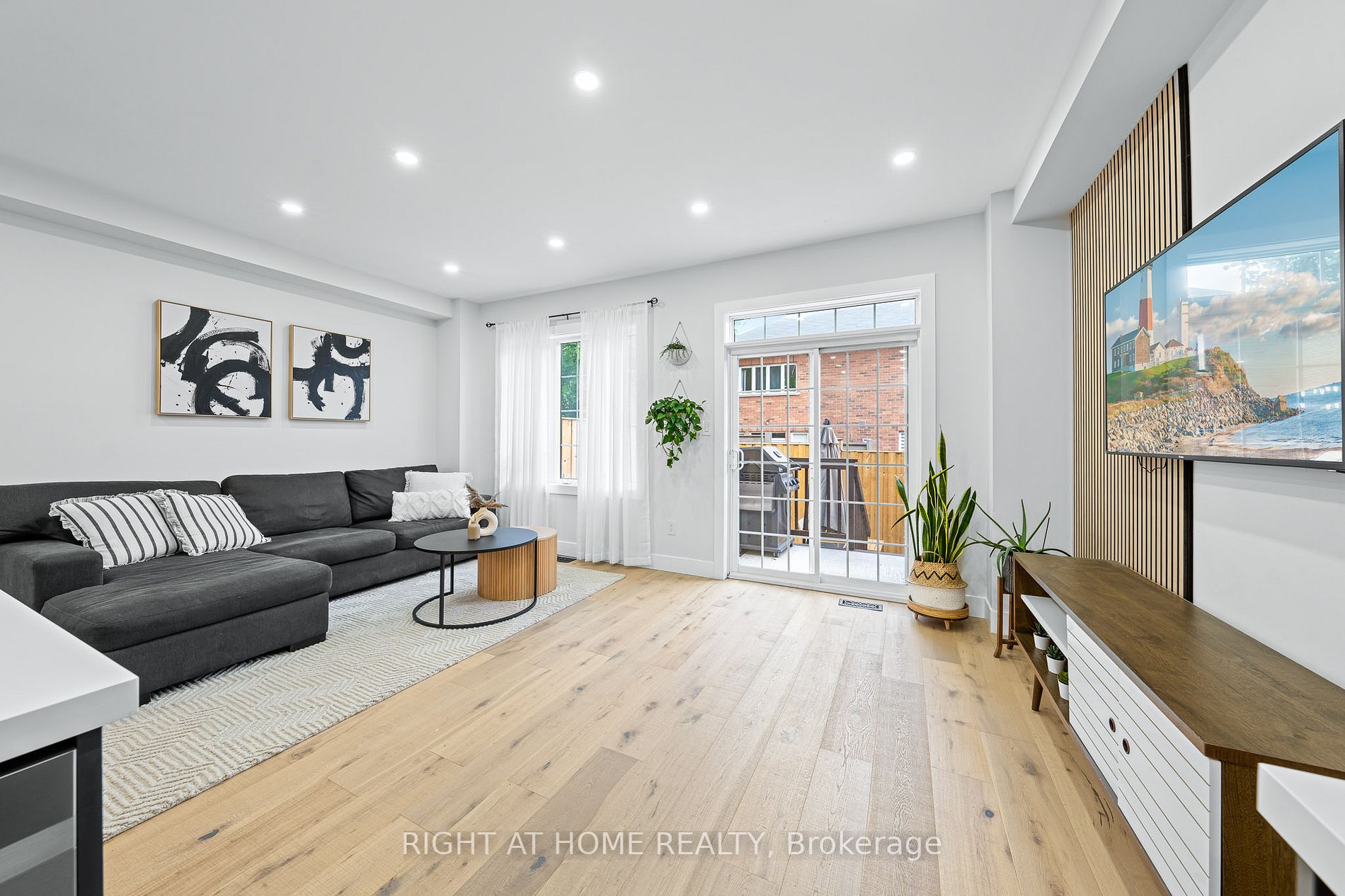 8777 Dufferin Street, #13