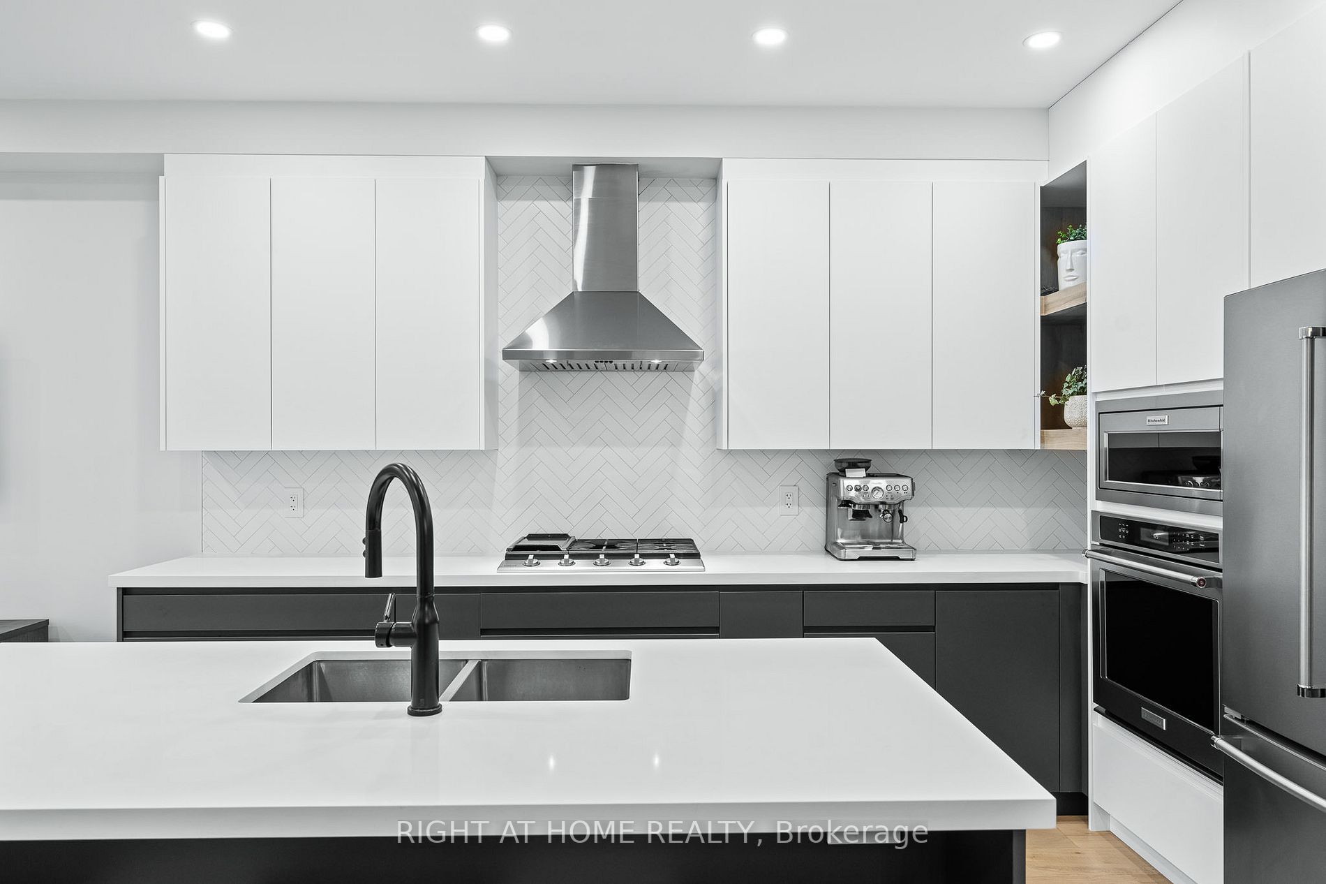 8777 Dufferin Street, #13