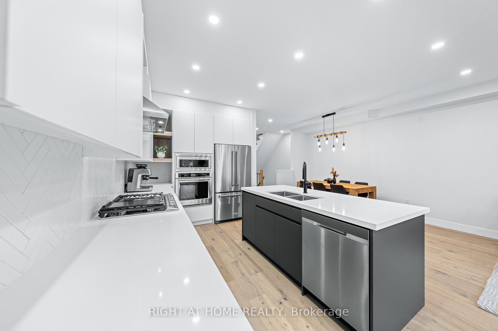 8777 Dufferin Street, #13