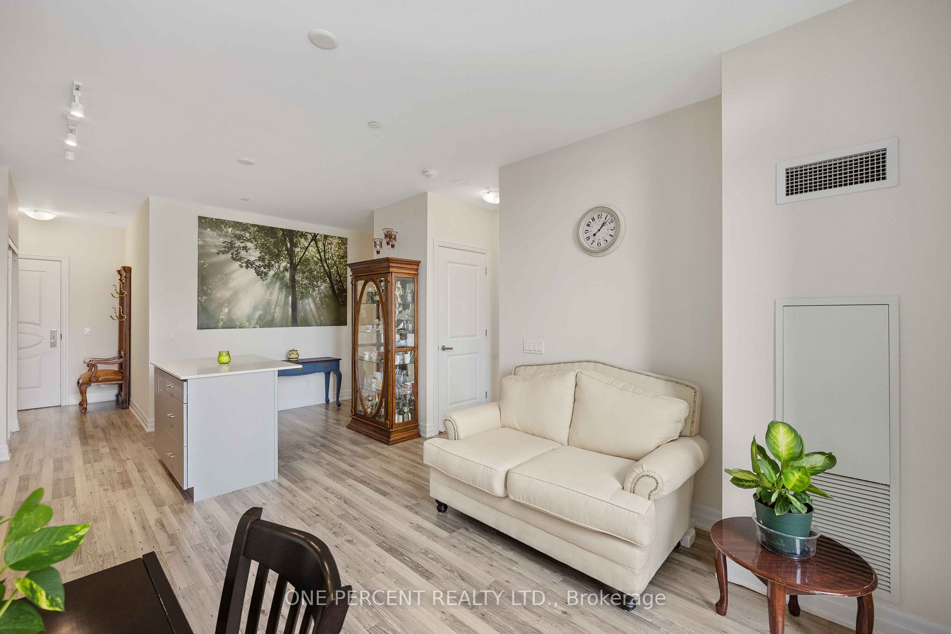 9075 Jane Street, #201