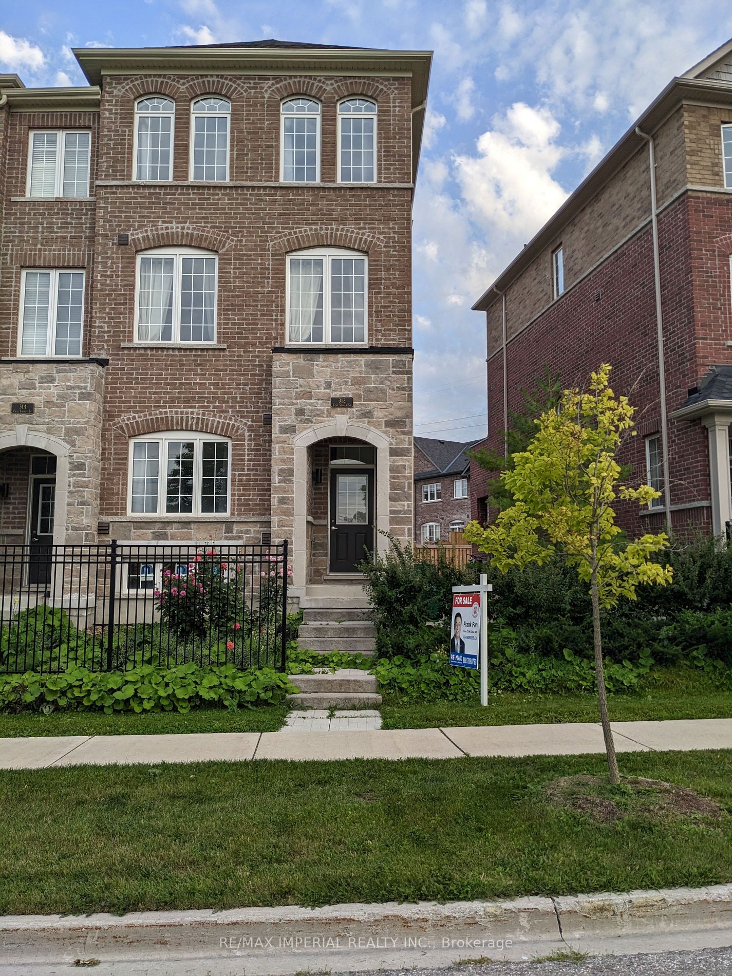 312 Clay Stones St