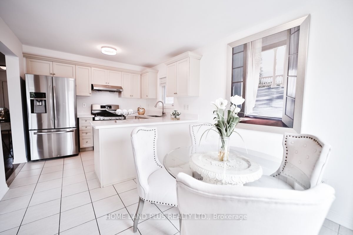 327 Dowson Loop