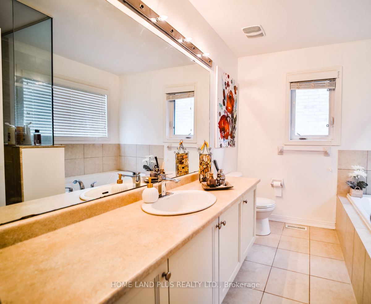 327 Dowson Loop