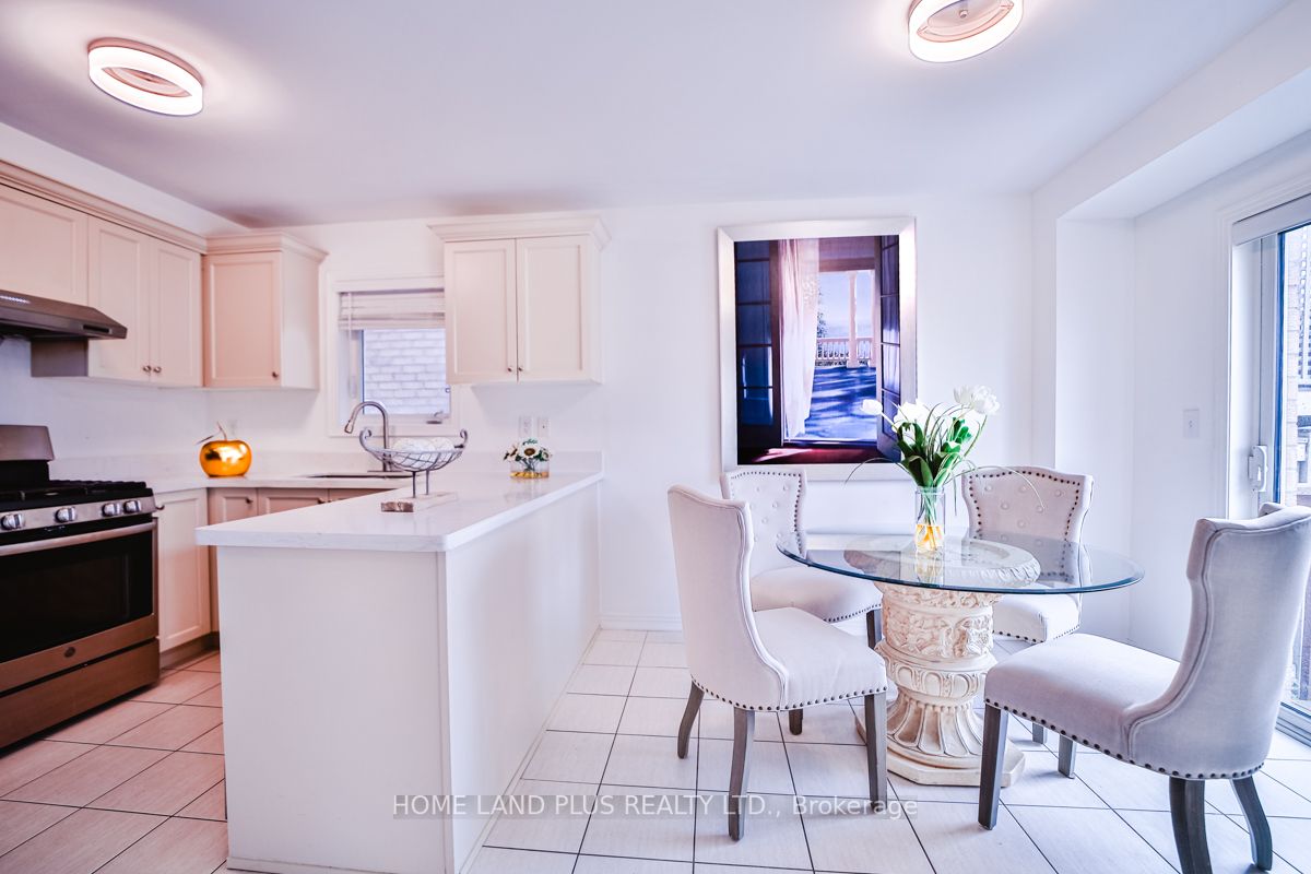 327 Dowson Loop